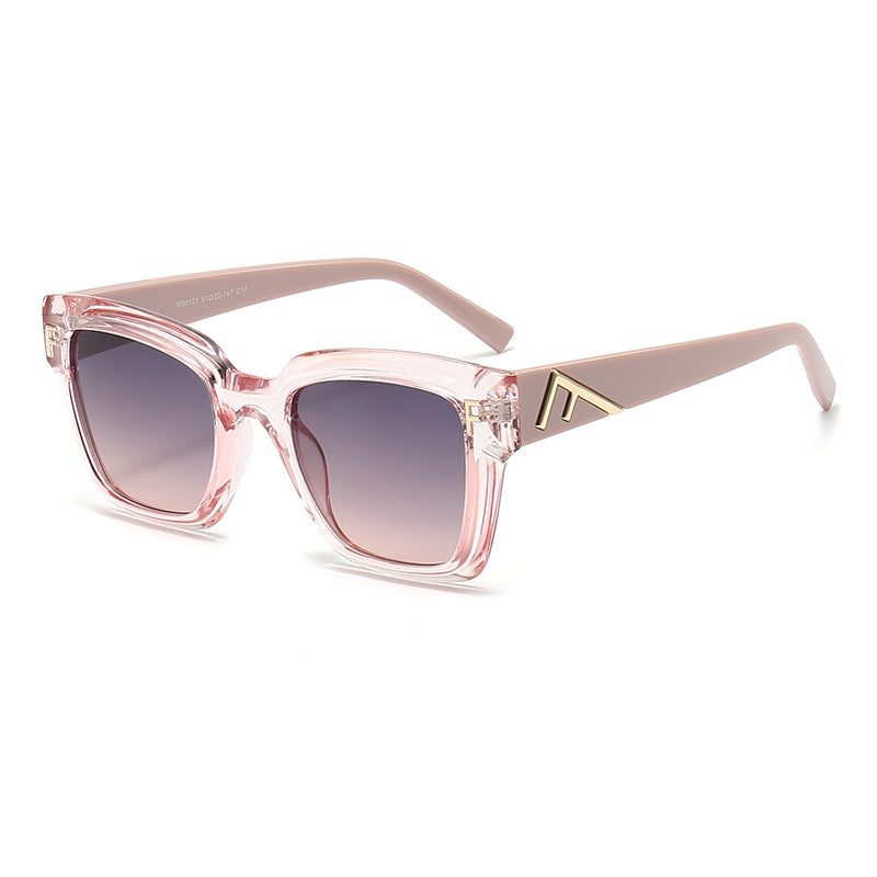 Dame moteriktig kvadratisk solbrille med gull detaljer Luvikno
