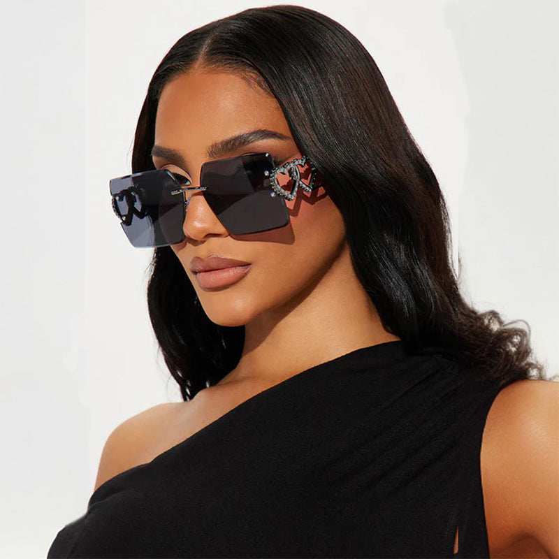 Dame moteriktig solbrille med trendy hjerte-design Luvikno