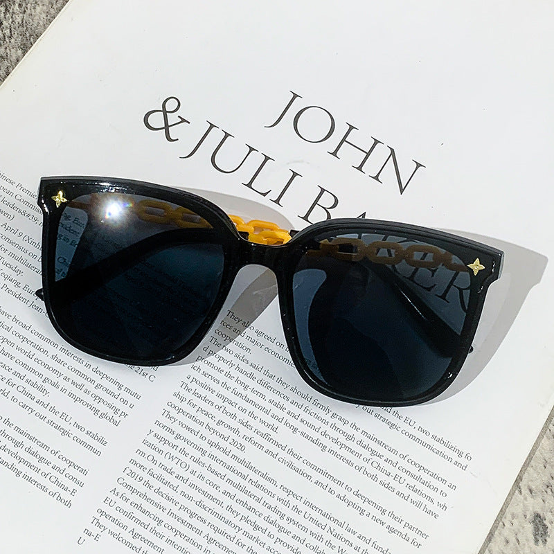 Dame ekstrastor solbrille med modig kjedeinnramming Luvikno