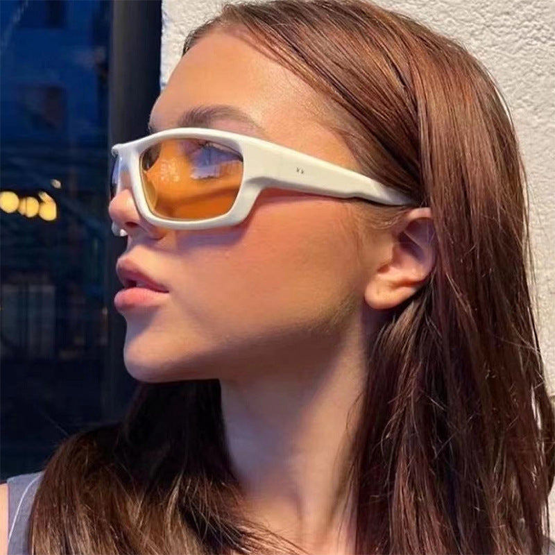 Dame Sporty solbrille med robust ramme og polariserte linser Luvikno