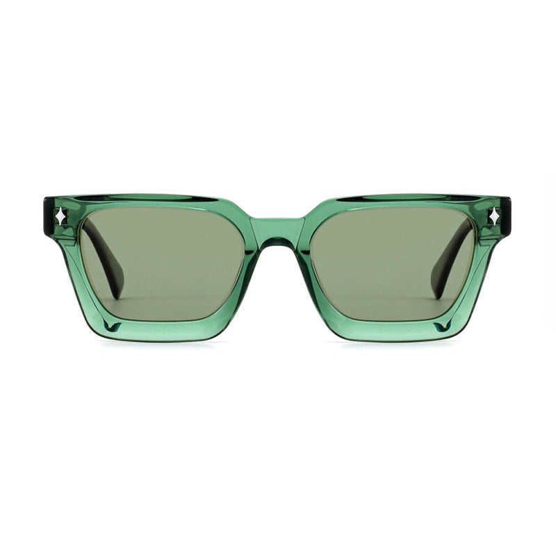 Dame solbrille i moderne design med bred ramme og høyverdig UV-beskyttelse Luvikno