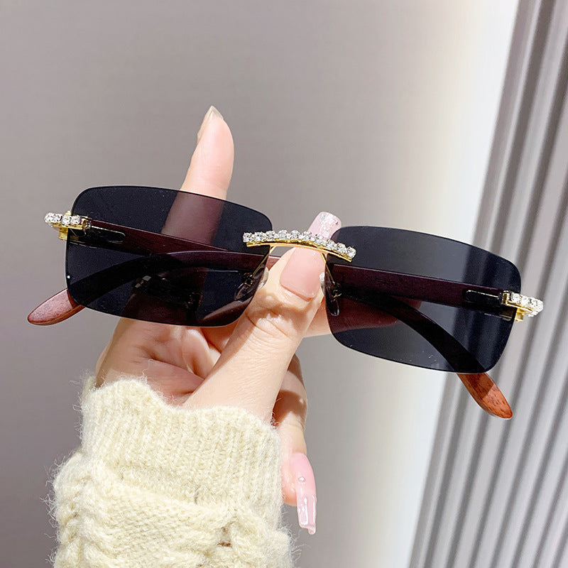 Dame elegant solbrille med unik ramme Luvikno