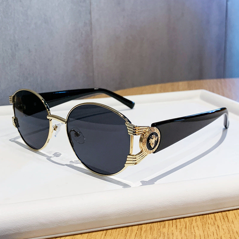 Dame elegant solbrille med luksuriøs metallramme og speilte glass Luvikno