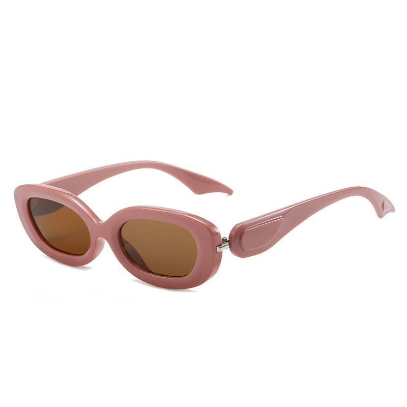 Dame moteriktig solbrille med stilfull, buet ramme Luvikno