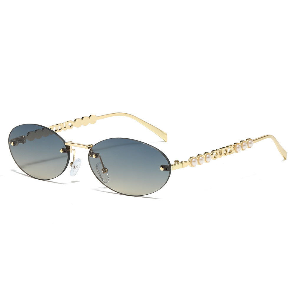 Dame moteriktig solbrille med oval ramme og perledekorert bøyle Luvikno