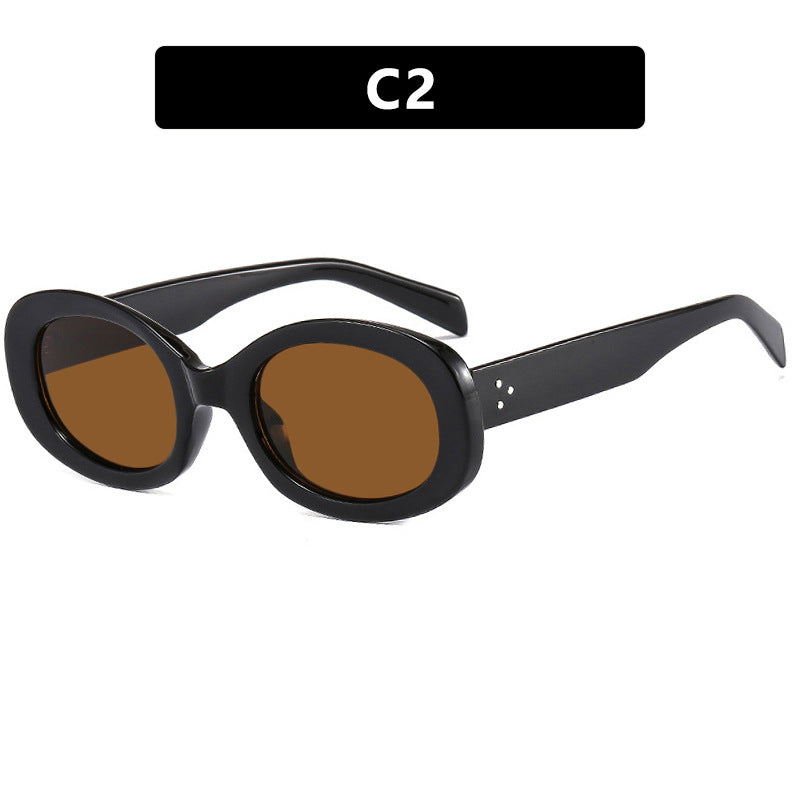 Dame moteriktig solbrille i elegant ovalt design med robust ramme Luvikno