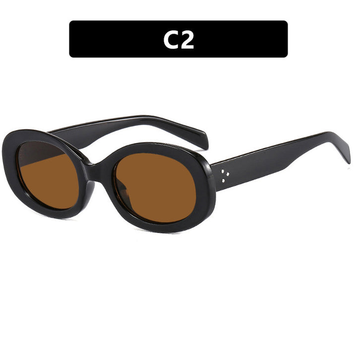 Dame moteriktig solbrille i elegant ovalt design med robust ramme Luvikno