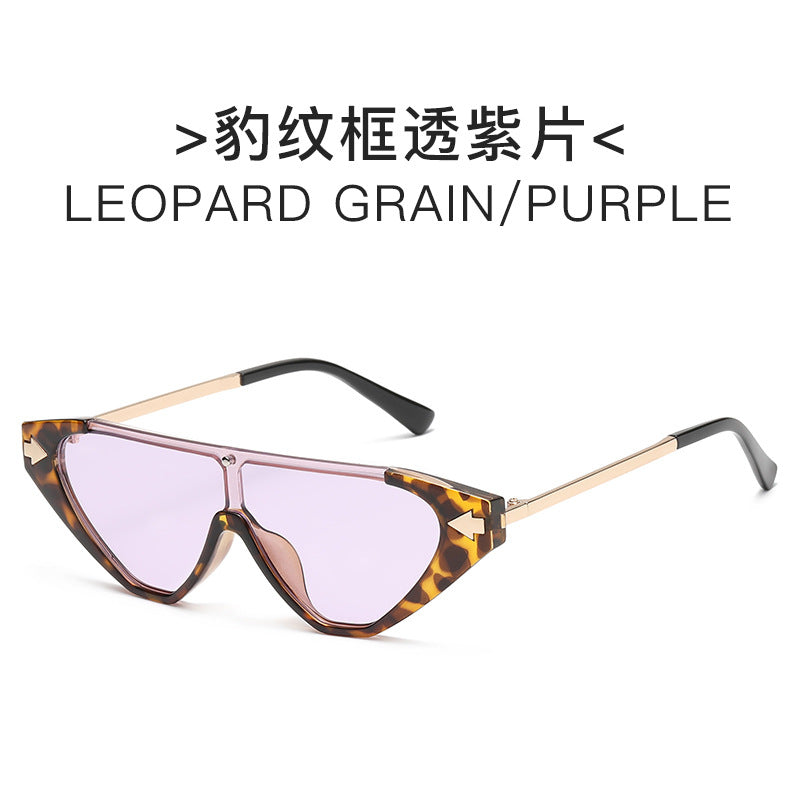 Dame futuristisk solbrille med markant design Luvikno