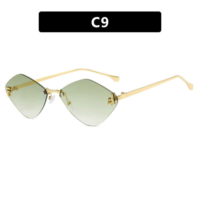 Dame geometrisk solbrille i ekstravagant design med gradiertede glass Luvikno