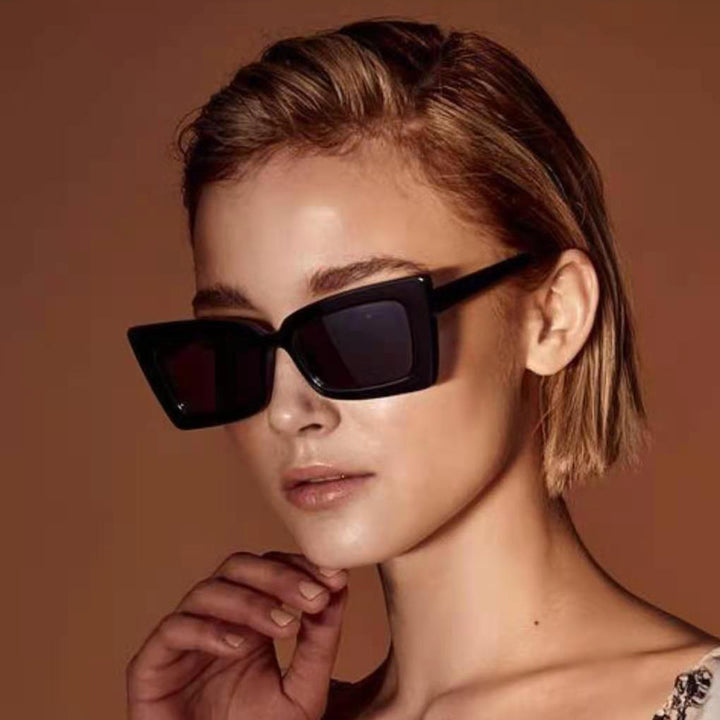 Dame moteriktig solbrille med bred ramme og markant design Luvikno