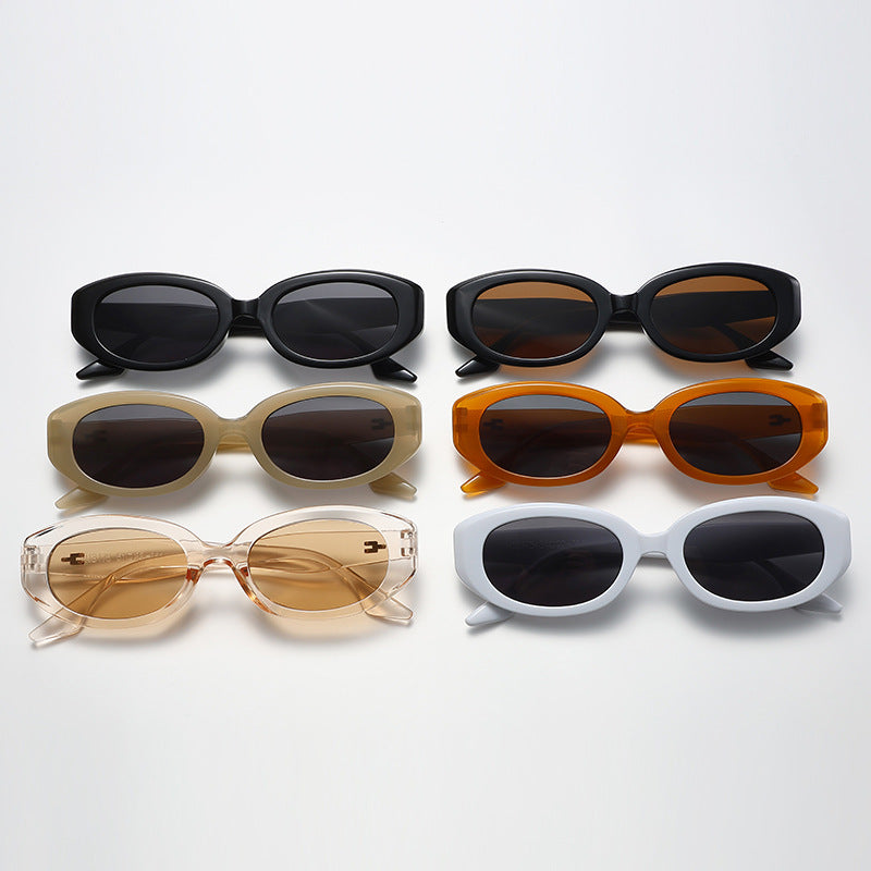 Dame moteriktig solbrille med moderne, oval ramme Luvikno