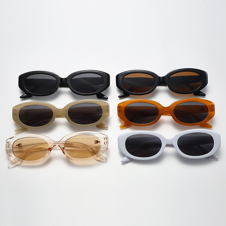 Dame moteriktig solbrille med moderne, oval ramme Luvikno