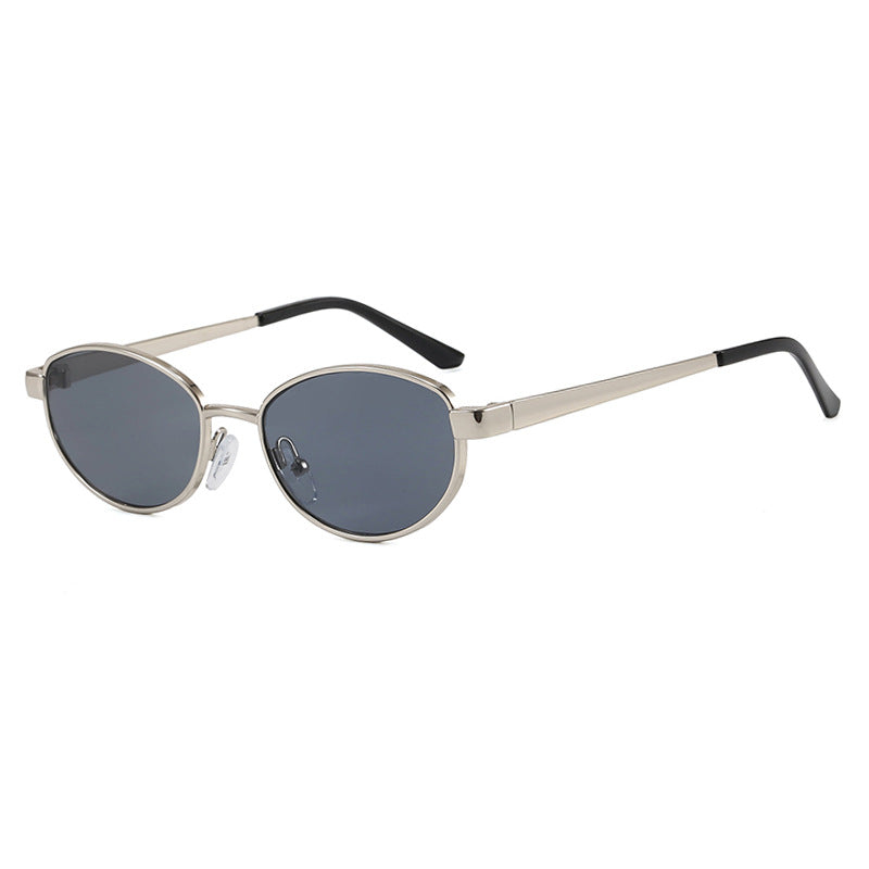 Dame moteriktig solbrille i elegant oval design med ramme i høykvalitets metall Luvikno