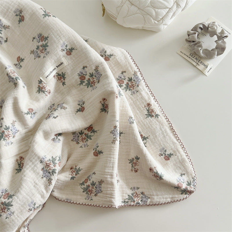 Unisex Musselinteppe med delikat blomsterdesign og elegante volanger Luvikno