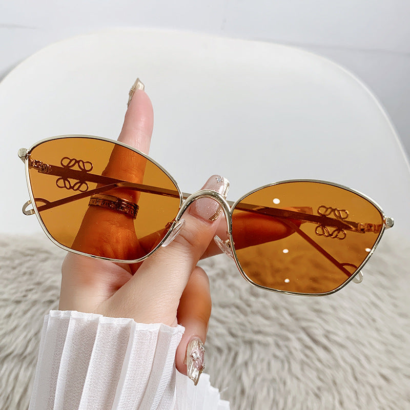 Dame moter Cat-Eye solbriller med filigran metallramme Luvikno