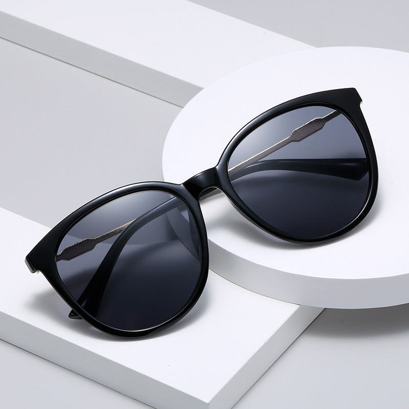 Dame Moderne Cat-Eye Solbriller med speilende glass Luvikno