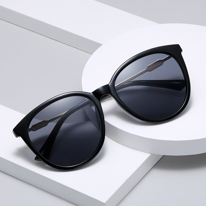 Dame Moderne Cat-Eye Solbriller med speilende glass Luvikno