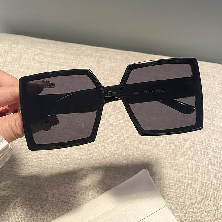 Dame kvadratisk solbrille med robust ramme og stillegant design Luvikno