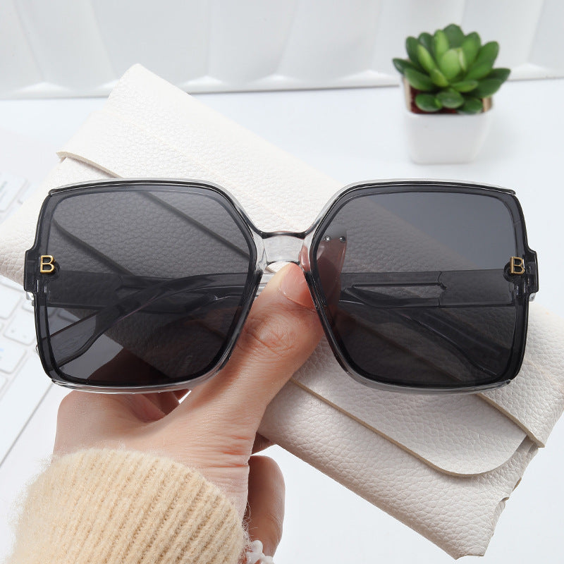 Dame moteriktig oversized solbrille med ekstravagante aksenter Luvikno