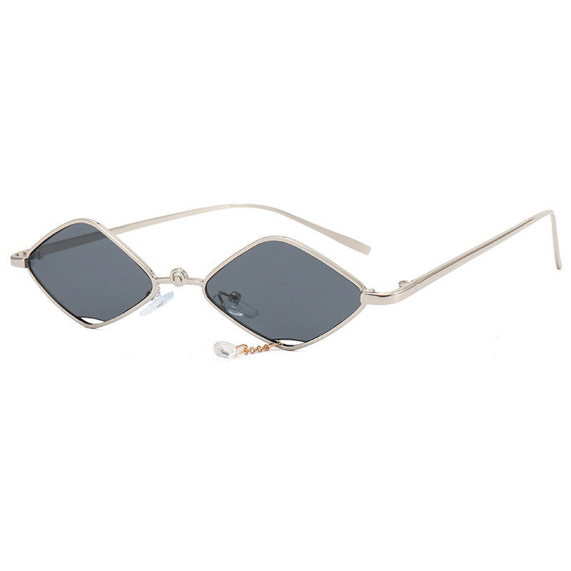 Dame moteriktig solbrille med fasettert ramme Luvikno