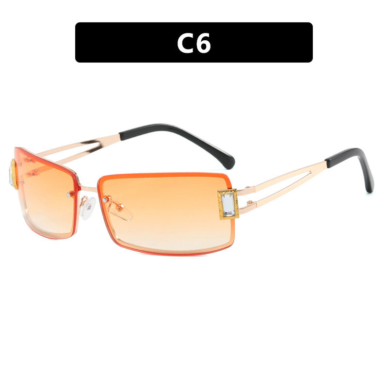 Dame stilig solbrille med elegante trapezformede glass og filigran metallramme Luvikno