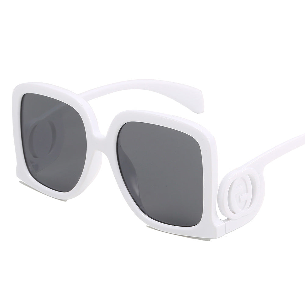 Dame solbrille i elegant kvadrat-design Luvikno