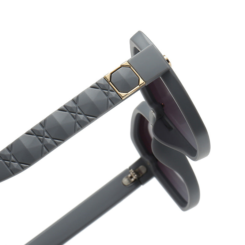 Dame solbrille med stilfull, kvadratisk ramme og elegante detaljer Luvikno