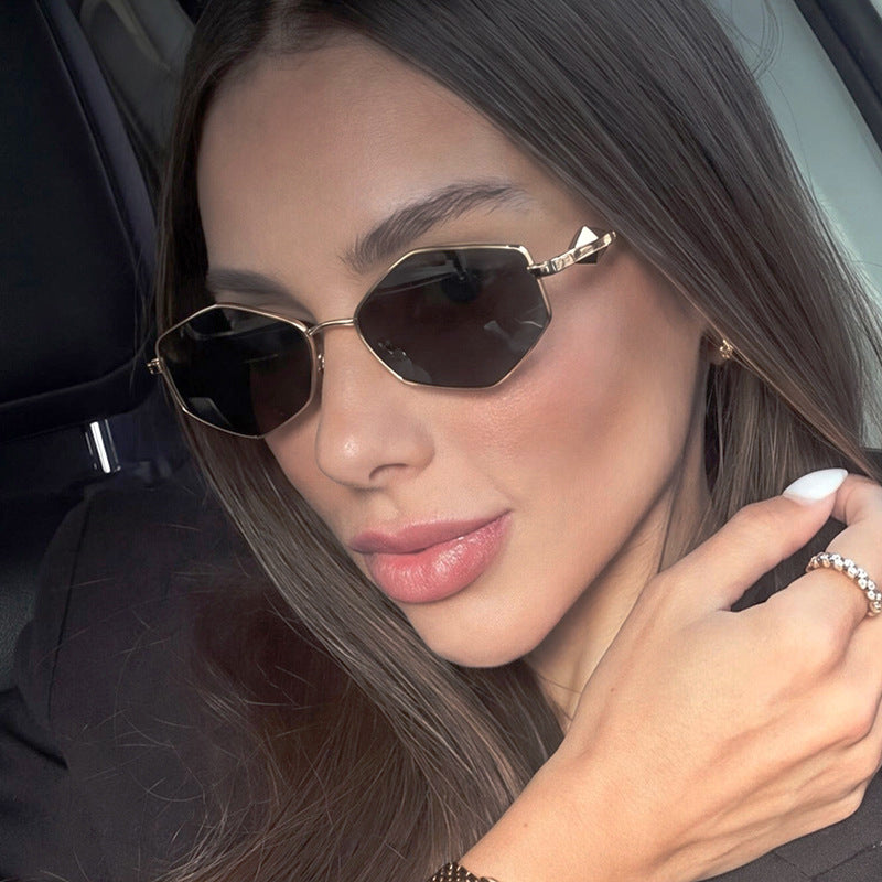 Dame geometrisk solbrille med beskyttende UV-filter og high-end metallramme Luvikno