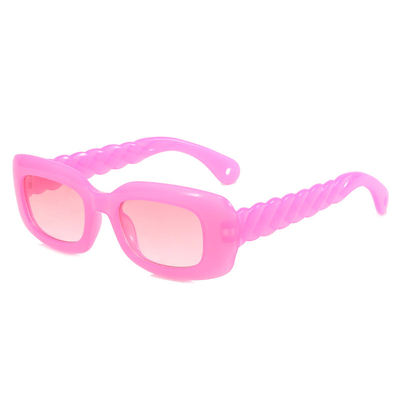 Dame moteriktig firkantet solbrille med unikt vridd stangdesign Luvikno