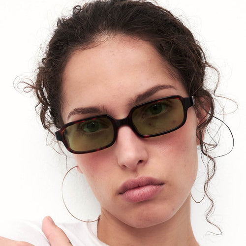 Dame solbrille i moderne, kantete design med høyt utviklede UV-beskyttelseslinser Luvikno