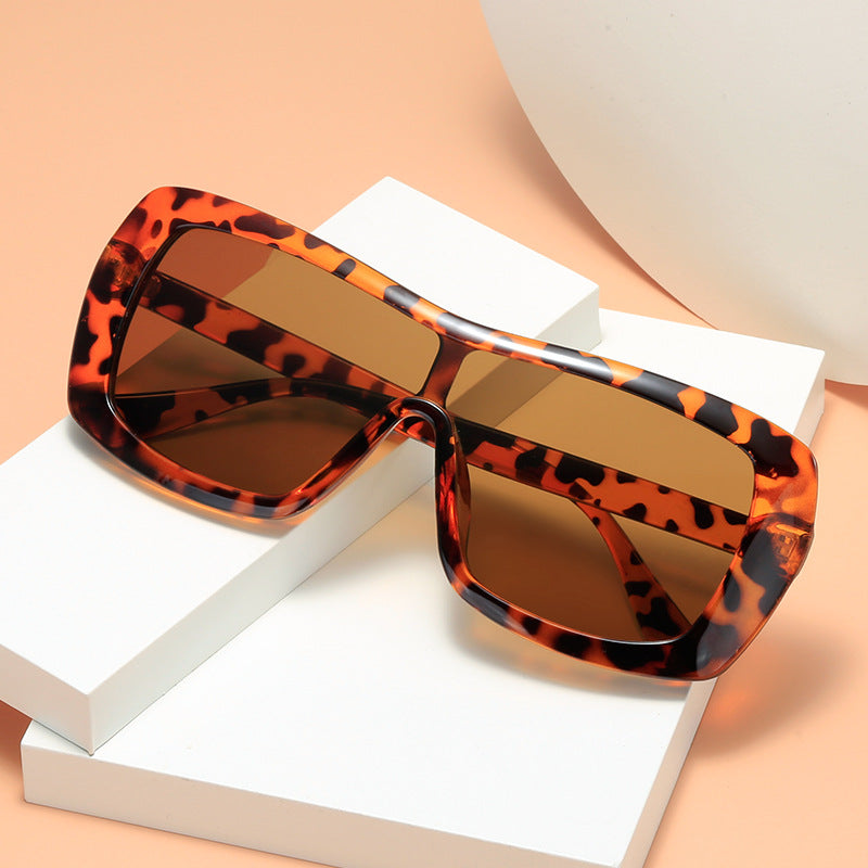 Dame stilige oversized solbriller i futuristisk design Luvikno