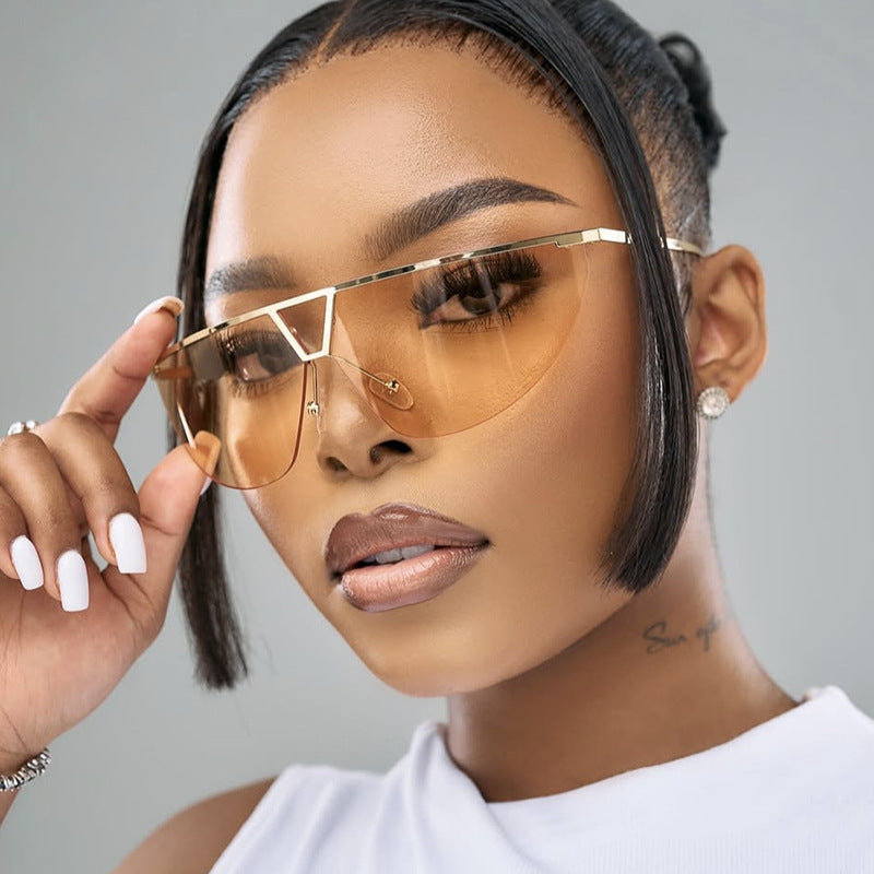 Dame futuristisk solbrille med beskyttende metallramme Luvikno