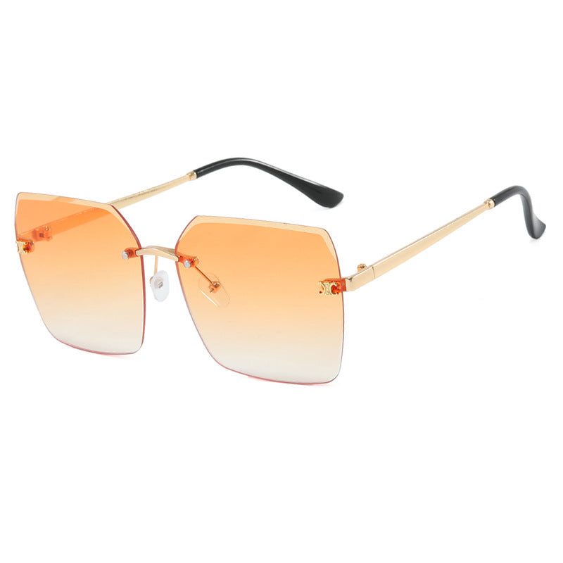 Dame firkantet solbrille i moderne design med filigran metallramme Luvikno