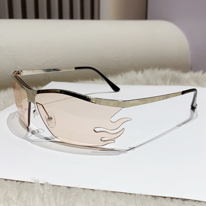 Dame trendy solbrille med innovativ flammeinnramming Luvikno