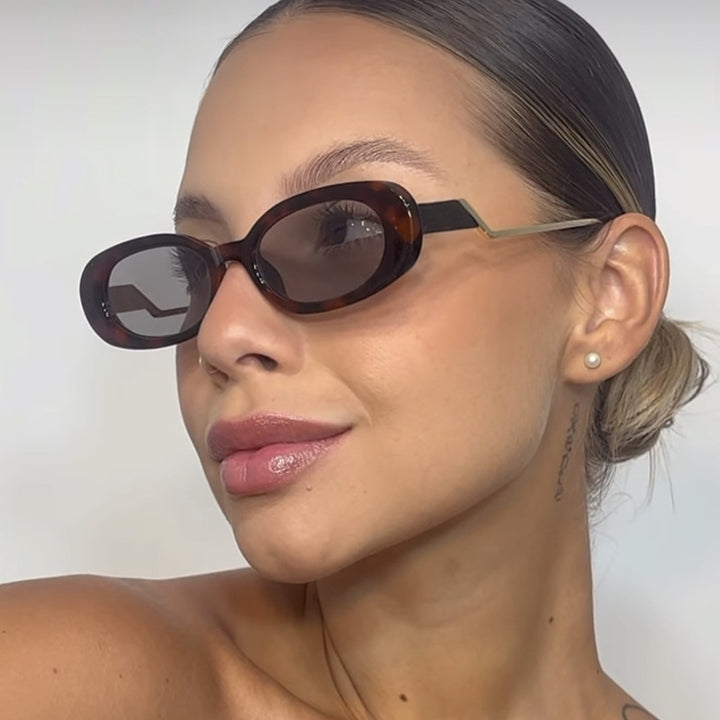 Dame retro-inspirert solbrille med moderne design og markant ramme Luvikno