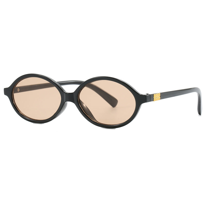 Dame moteriktig solbrille med oval ramme og gyldne detaljer Luvikno