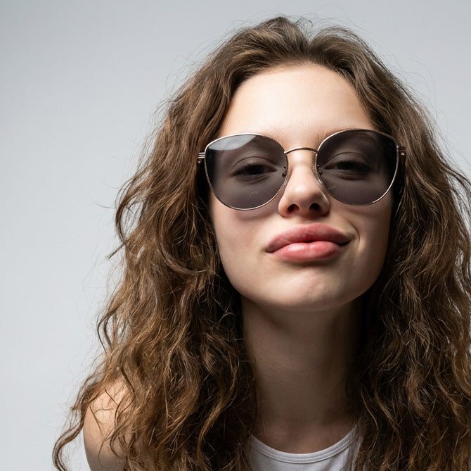 Dame geometrisk solbrille med smal metallramme Luvikno
