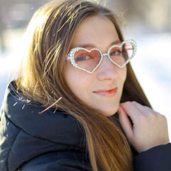 Dame hjerteformet solbrille med strassbesatt ramme Luvikno