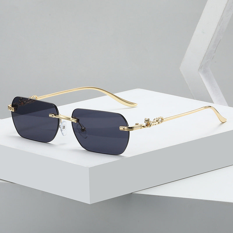Damer elegant halvmellomrammebrille med dekorative detaljer Luvikno