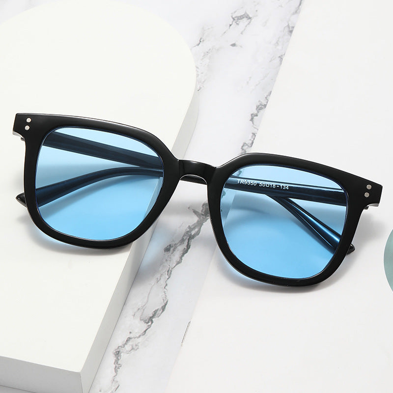 Dame kvadratisk designerbrille med tykk ramme og elegant profil Luvikno