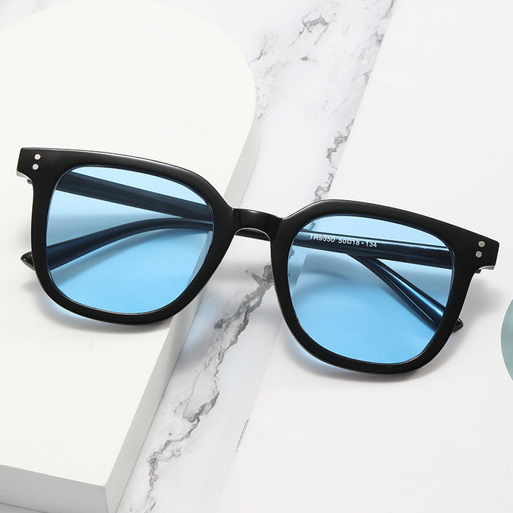 Dame kvadratisk designerbrille med tykk ramme og elegant profil Luvikno