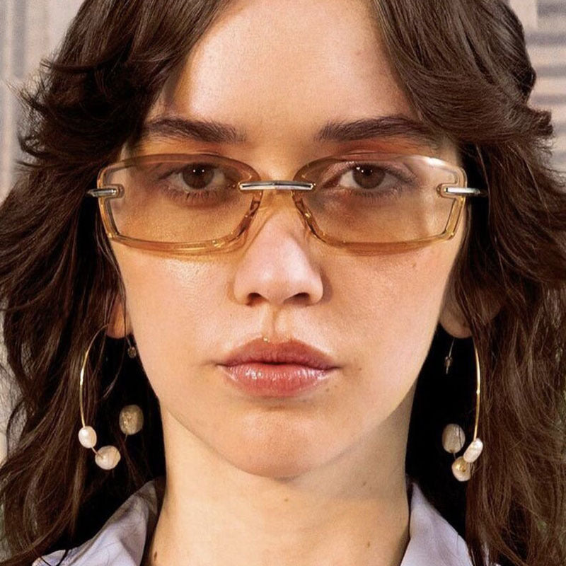 Dame moteriktig solbrille i futuristisk design og gjennomsiktig ramme Luvikno