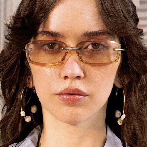 Dame moteriktig solbrille i futuristisk design og gjennomsiktig ramme Luvikno