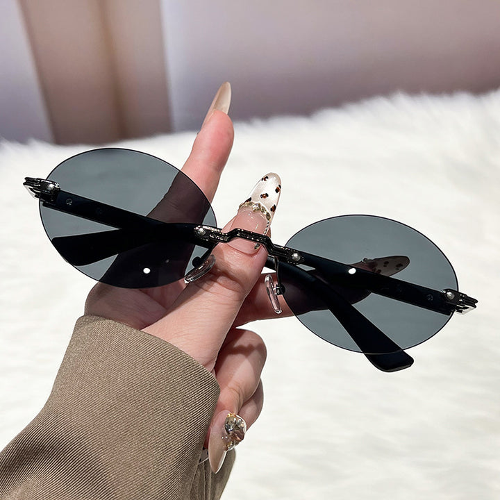 Dame moteriktig og elegant solbrille med ovalt design Luvikno