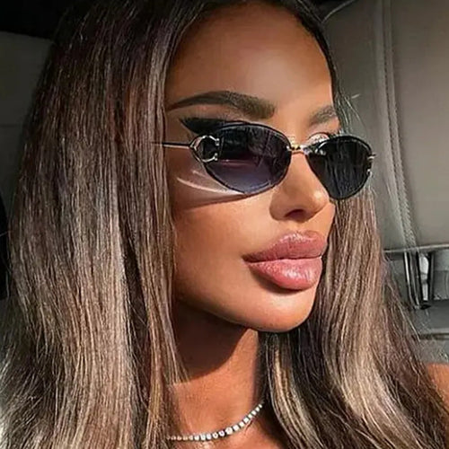 Dame elegant ovalformet solbrille med moderne metalramme Luvikno