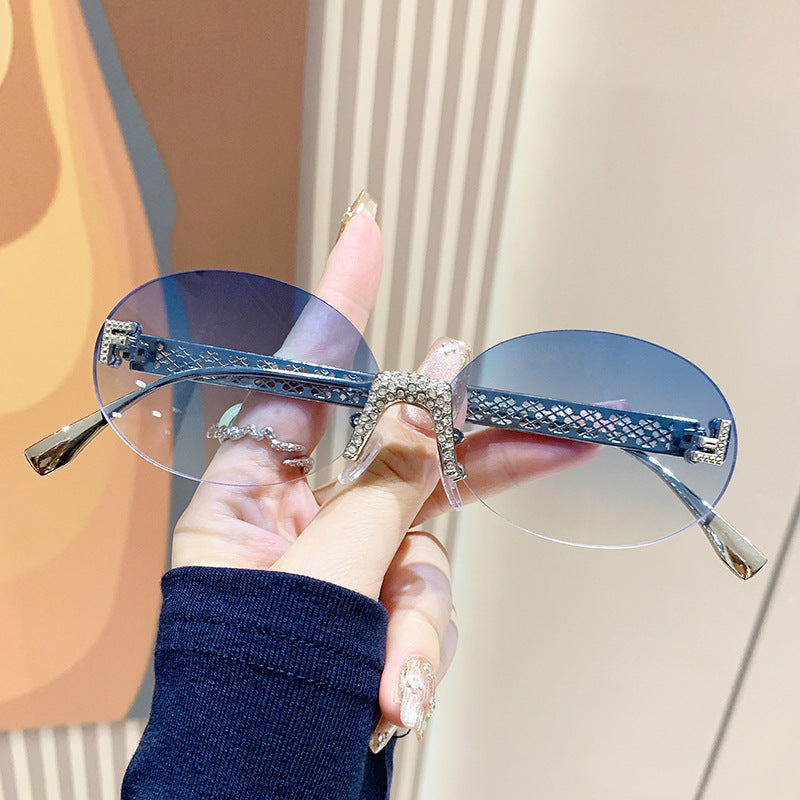 Dame solbrille med glitrende ramme og ovale glass Luvikno