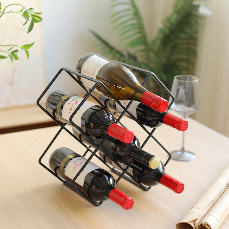 Unisex vinrack laget av svart metall Luvikno