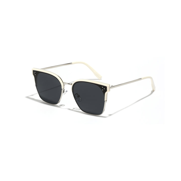 Dame moteriktig solbrille med markant design og kontrastfylt ramme Luvikno
