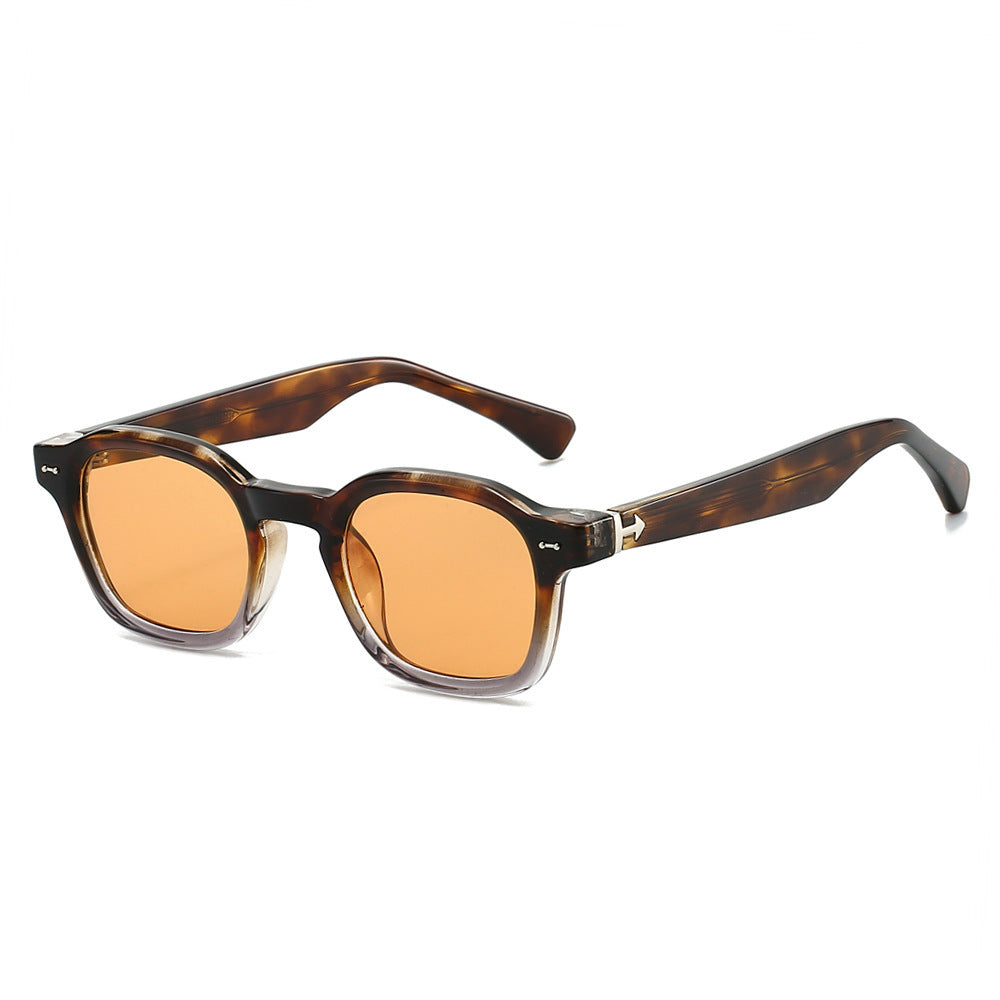 Dame moteriktig solbrille i unikt, kvadratisk design Luvikno
