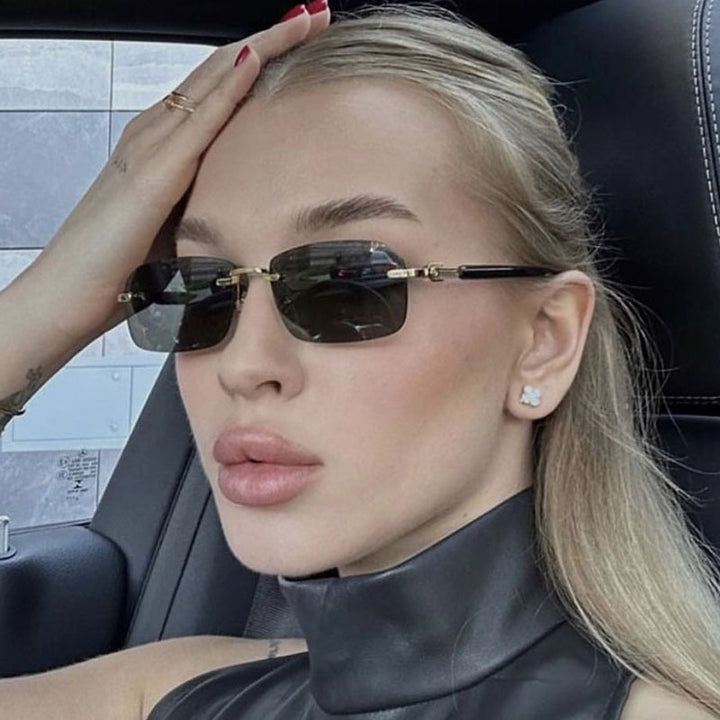 Dame solbrille med elegant metallramme og stilige tre detaljer Luvikno